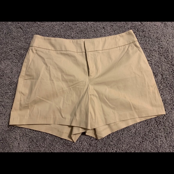 Beautiful khaki shorts!! - Picture 1 of 4
